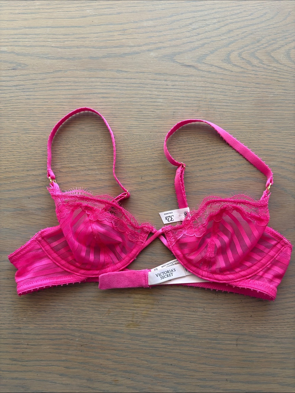 VICTORIA SECRET FUSHIA BRALETTE WITHOUT LINING SIZE 32B — NWT